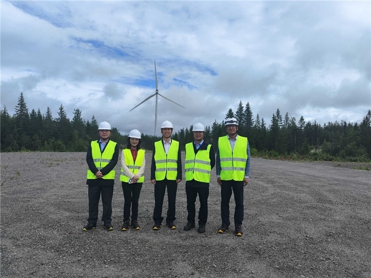 中國(guó)駐瑞典大使崔愛(ài)民（中）走訪中廣核歐能瑞典公司。中國(guó)駐瑞典大使館供圖