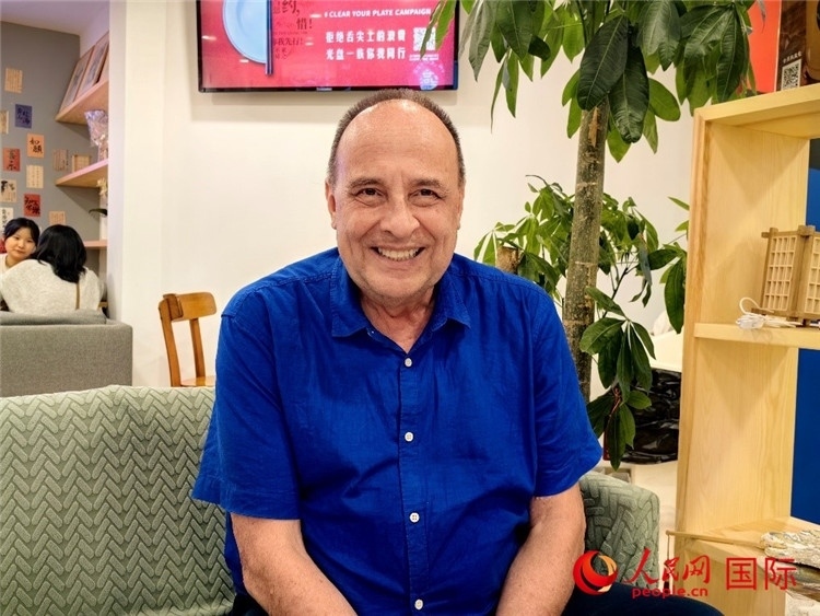 巴西坎皮納斯州立大學(xué)文學(xué)院資深教授弗朗西斯科·福特·哈德曼接受人民網(wǎng)專訪。人民網(wǎng)記者 符園園攝