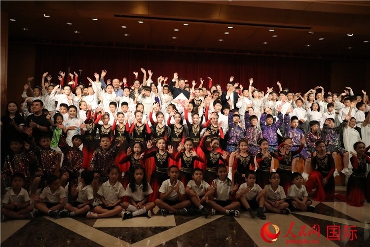 中美青少年藝術(shù)交流匯演活動結(jié)束后，嘉賓們與學(xué)生們合影。人民網(wǎng)記者 李志偉攝