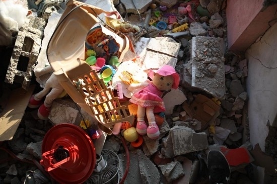 這是7月18日在加沙地帶中部努賽賴特難民營(yíng)拍攝的遭到以軍襲擊的建筑廢墟。新華社發(fā)（馬爾萬(wàn)·達(dá)烏德攝）