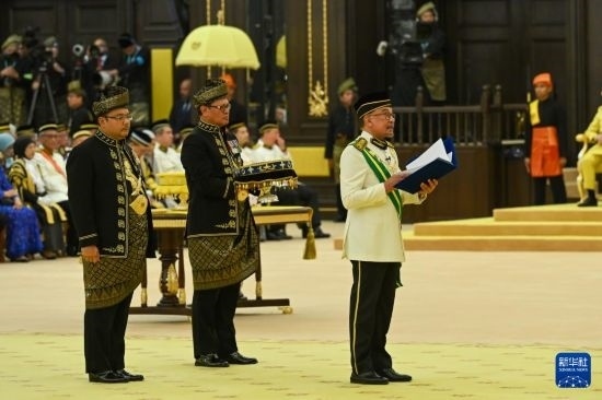  7月20日，馬來(lái)西亞總理安瓦爾（右）在吉隆坡出席最高元首登基儀式。新華社發(fā)（馬來(lái)西亞新聞局供圖）