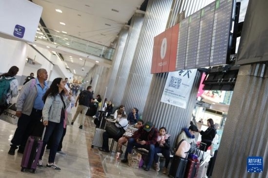 7月19日，在墨西哥首都墨西哥城的貝尼托·華雷斯國(guó)際機(jī)場(chǎng)，許多航班被延誤或取消，大量旅客在機(jī)場(chǎng)等待。新華社發(fā)（弗朗西斯科·卡涅多攝）