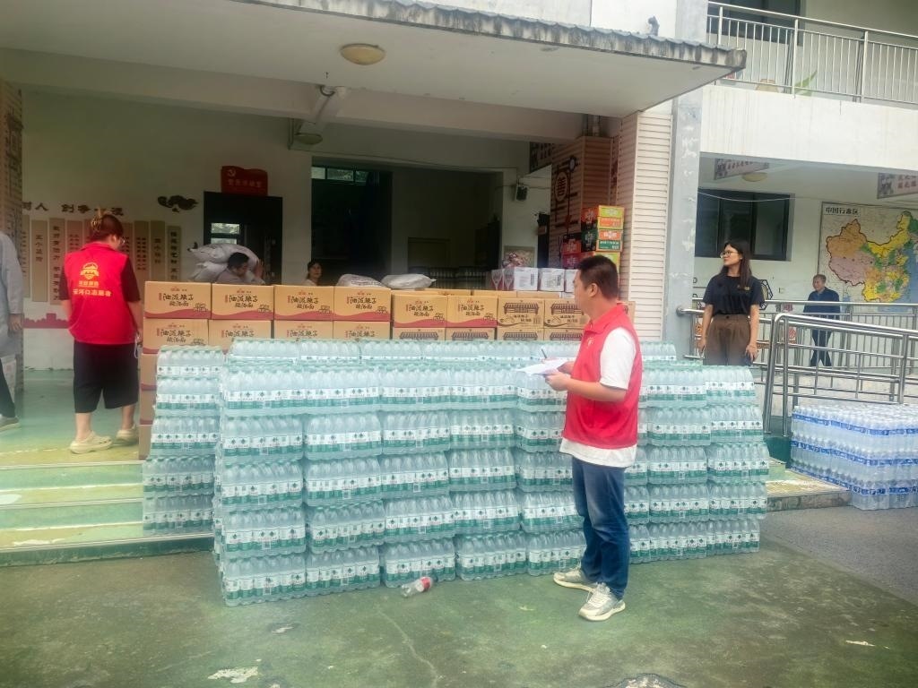 圖為愛心人士向鳳縣河口鎮(zhèn)中心小學捐贈的物資。新華社記者 劉彤 攝