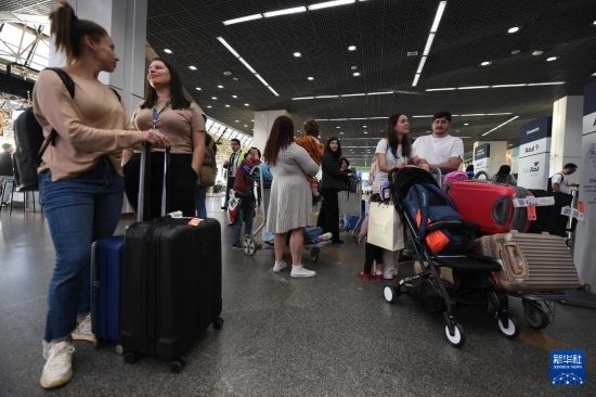 7月19日，受影響航班的旅客在巴西首都巴西利亞機(jī)場(chǎng)等待。新華社發(fā)（盧西奧·塔沃拉 攝）