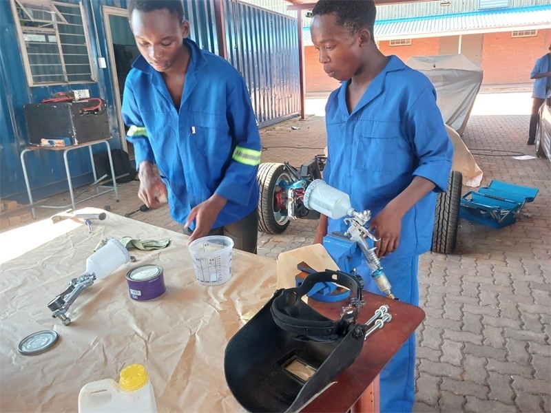 南非學生認真改造“老爺車”。索尚古夫技術高中供圖