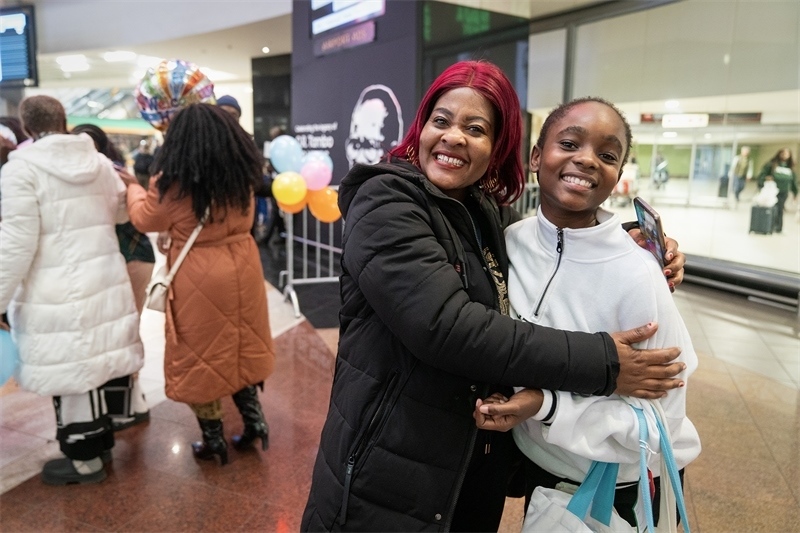 學生與家長相擁歡慶。希拉茲·莫林攝