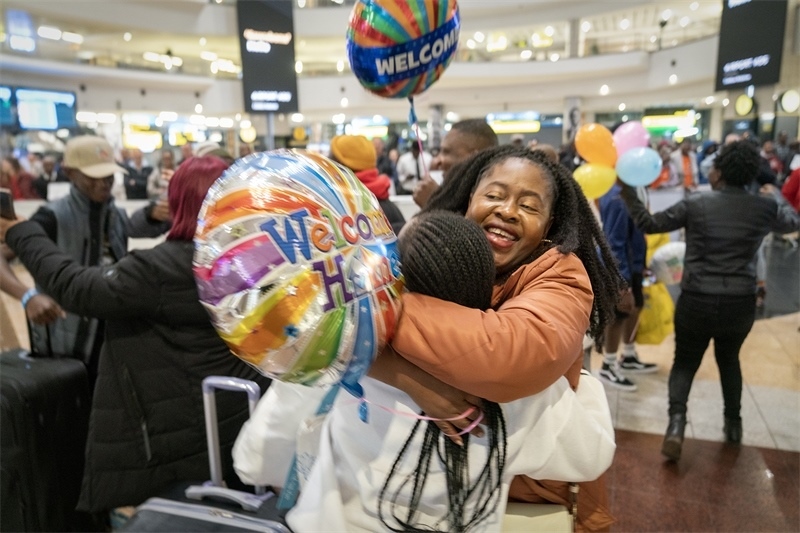 學生與家長相擁歡慶。希拉茲·莫林攝