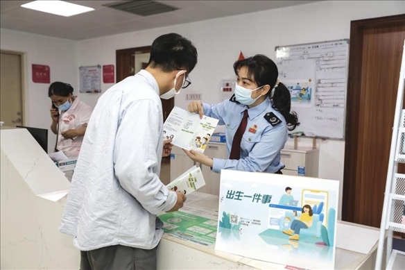 志愿者為葉先生介紹新生兒相關服務。云浮市稅務局供圖