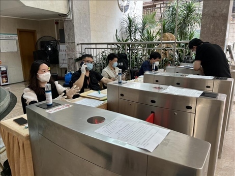 廣州市越秀區(qū)教育局現(xiàn)場審核返區(qū)生辦理材料，采用“提前網(wǎng)上預約、現(xiàn)場分批辦理”的方式進行。廣州市越秀區(qū)教育局供圖