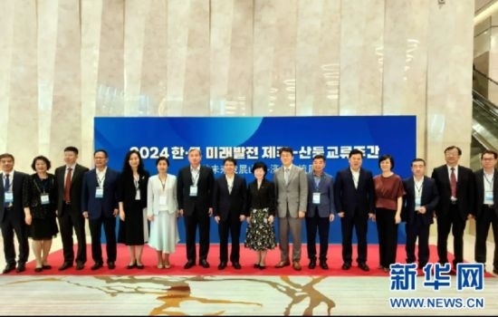 交流周活動(dòng)與會(huì)嘉賓合影。（中國(guó)駐濟(jì)州總領(lǐng)事館供圖）