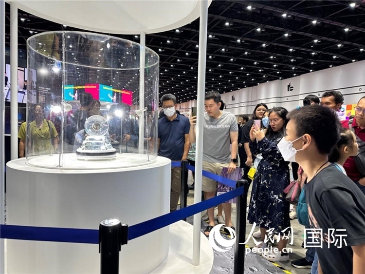 觀眾參觀中國“嫦娥五號”探測器從月球帶回的珍貴樣品。人民網(wǎng)記者簡承淵攝