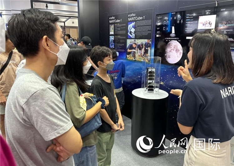 泰國國家天文研究所工作人員向觀眾科普天文知識。人民網(wǎng)記者 簡承淵攝