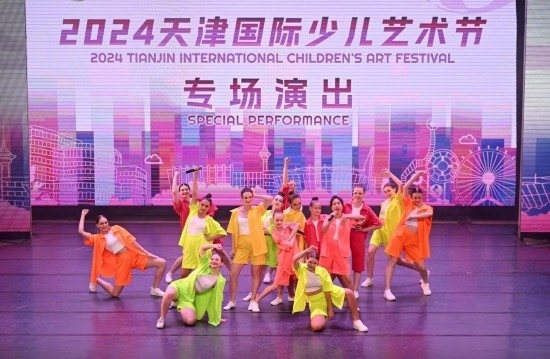 7月22日，來自俄羅斯的舞蹈團(tuán)演員在藝術(shù)節(jié)上展演。新華社記者 趙子碩 攝