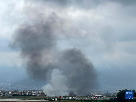 這是7月24日在尼泊爾加德滿都特里布萬(wàn)機(jī)場(chǎng)拍攝的濃煙。目擊者說(shuō)，一架飛機(jī)在尼泊爾加德滿都特里布萬(wàn)機(jī)場(chǎng)墜毀。新華社/美聯(lián)