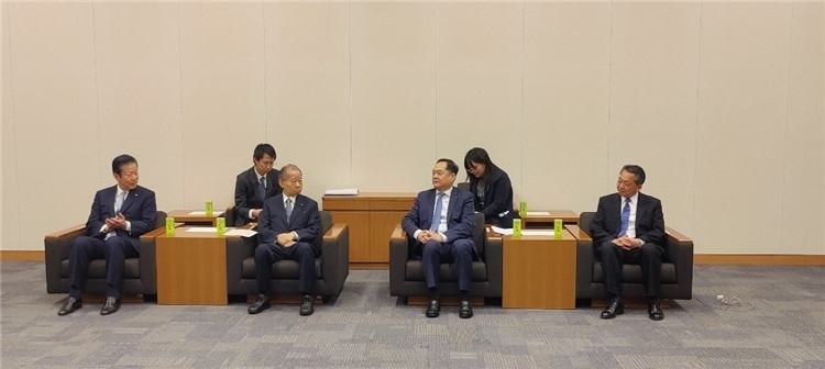 4月11日，楊萬(wàn)明會(huì)長(zhǎng)在東京會(huì)見(jiàn)日中友好議員聯(lián)盟會(huì)長(zhǎng)二階俊博（左二）。中國(guó)人民對(duì)外友好協(xié)會(huì)供圖