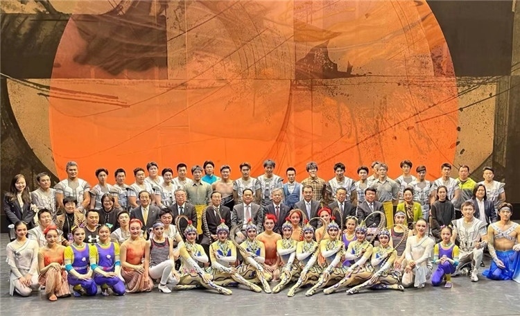 4月12日，中國(guó)人民對(duì)外友好協(xié)會(huì)會(huì)長(zhǎng)楊萬(wàn)明、駐日大使吳江浩及來(lái)自36國(guó)70位駐日使節(jié)代表等現(xiàn)場(chǎng)觀看中國(guó)雜技團(tuán)東京公演。中國(guó)人民對(duì)外友好協(xié)會(huì)供圖