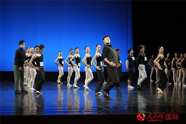 3月26日，松山芭蕾舞團(tuán)青年代表團(tuán)成員在中央芭蕾舞團(tuán)交流學(xué)習(xí)。人民網(wǎng)記者 張麗婭攝