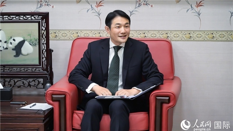 使館發(fā)言人畢海波公參介紹黨的二十屆三中全會情況并回答記者提問。人民網(wǎng) 郭錦標(biāo)攝