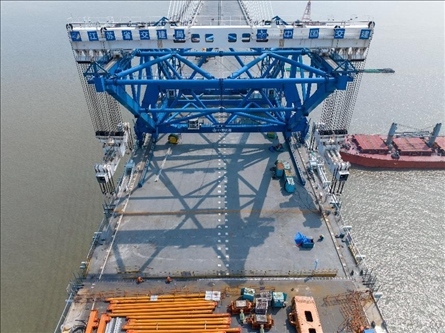 △ 圖為我國自主研發(fā)的世界最大噸位橋面吊機(jī)。