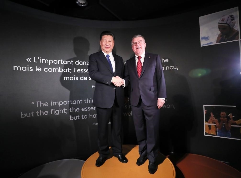2017年1月18日，國家主席習(xí)近平在瑞士洛桑國際奧林匹克博物館會見國際奧林匹克委員會主席巴赫。這是習(xí)近平和巴赫在奧運(yùn)冠軍領(lǐng)獎(jiǎng)臺上合影。新華社記者 蘭紅光 攝