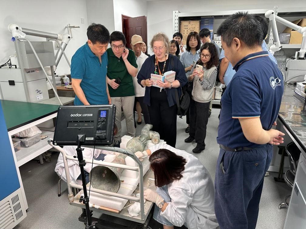 2024年5月28日，英國考古學(xué)家、牛津大學(xué)教授杰西卡·羅森在文物保護修復(fù)實驗室觀摩文物。新華社發(fā)（四川省文物考古研究院供圖）