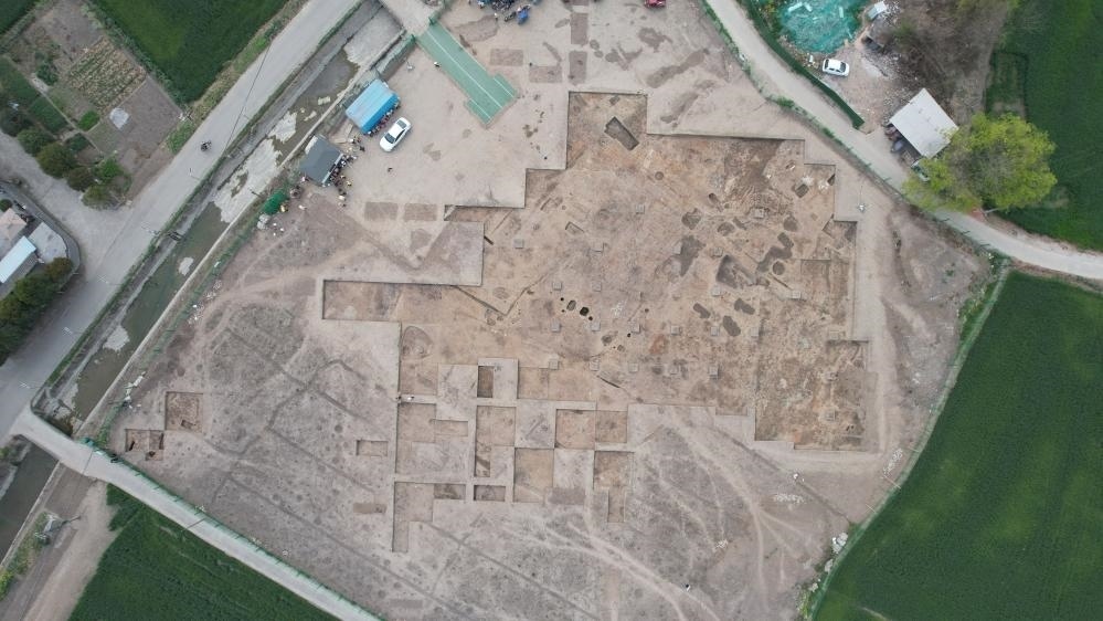 這是2024年3月23日拍攝的四川省廣漢市三星堆遺址發(fā)掘區(qū)（無人機照片）。新華社發(fā)（四川省文物考古研究院供圖）