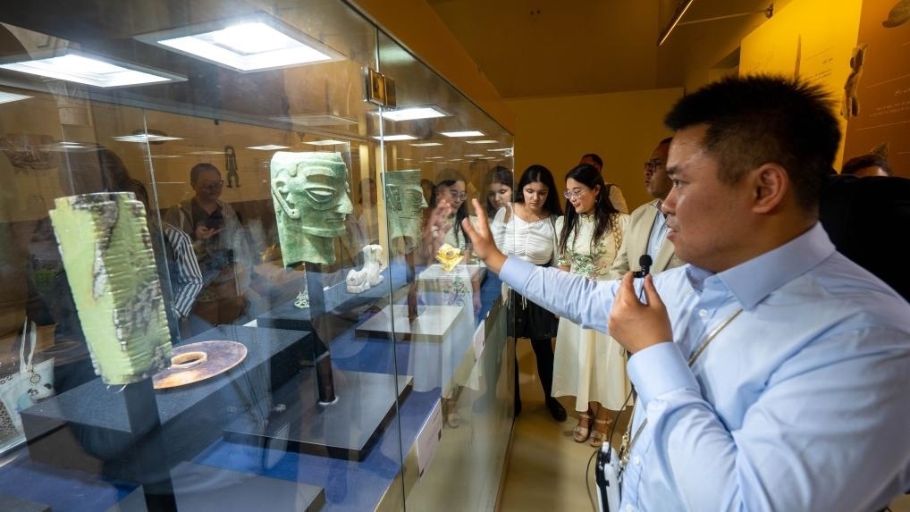 2024年6月14日，冉宏林在埃及開羅舉辦的“三星堆·金沙”主題數(shù)字展上向埃及公眾介紹三星堆文化。新華社發(fā)（四川省文物考古研究院供圖）