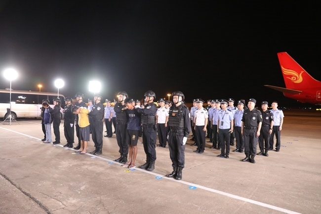 押解現(xiàn)場。公安部供圖