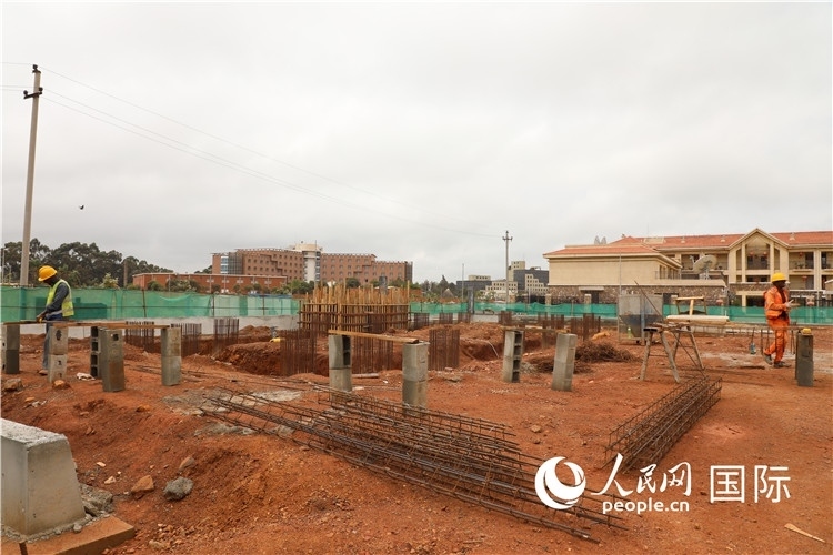 圖為孔子學(xué)院項(xiàng)目施工現(xiàn)場(chǎng)。人民網(wǎng)記者 沈小曉攝。