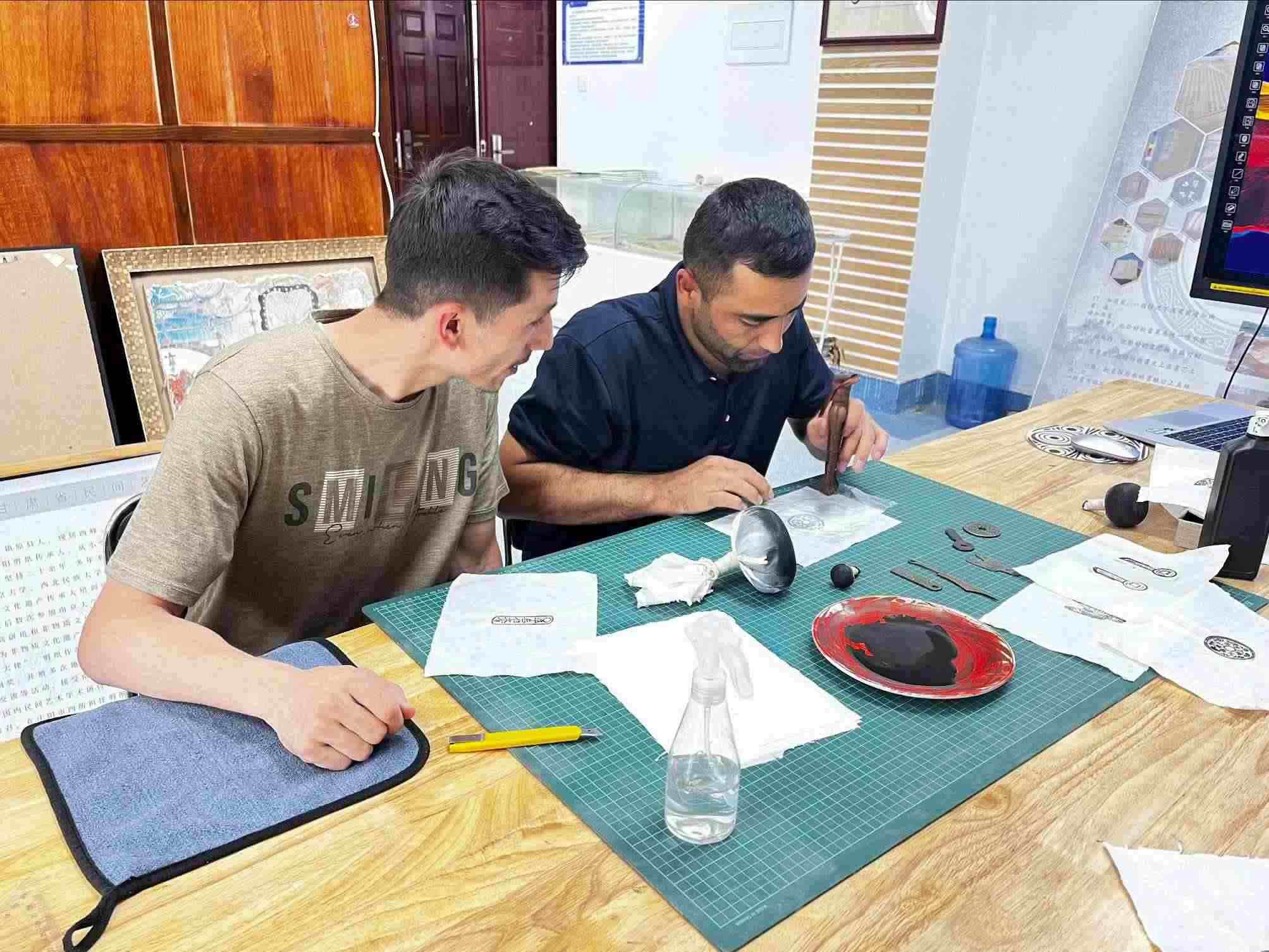 營員們動手體驗(yàn)“非遺”技藝。校方供圖