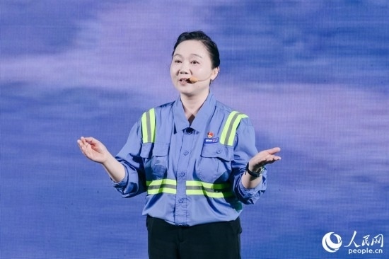 黃英紅講述在互聯(lián)網(wǎng)“種地”的故事。人民網(wǎng)攝