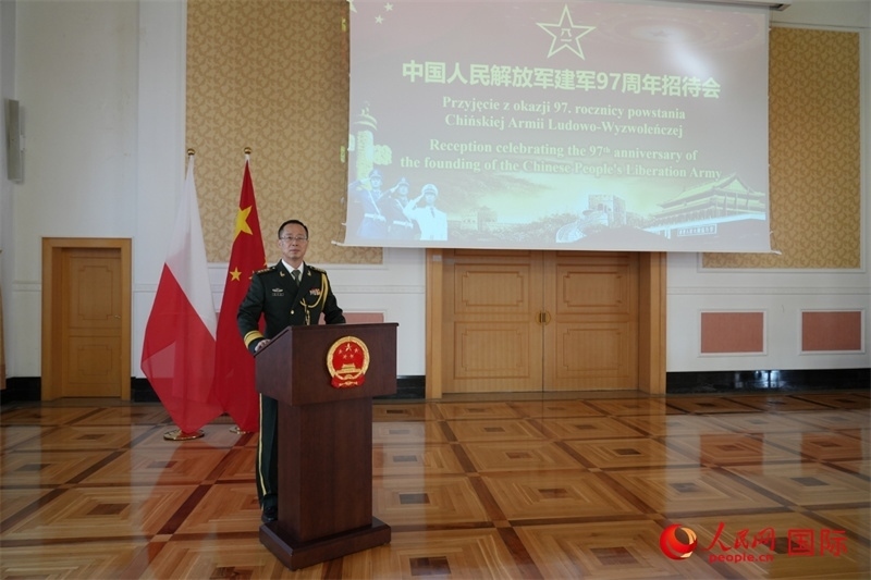 波蘭使館國(guó)防武官?gòu)堃笮Ｔ谡写龝?huì)上致辭。人民網(wǎng)記者 李增偉攝 