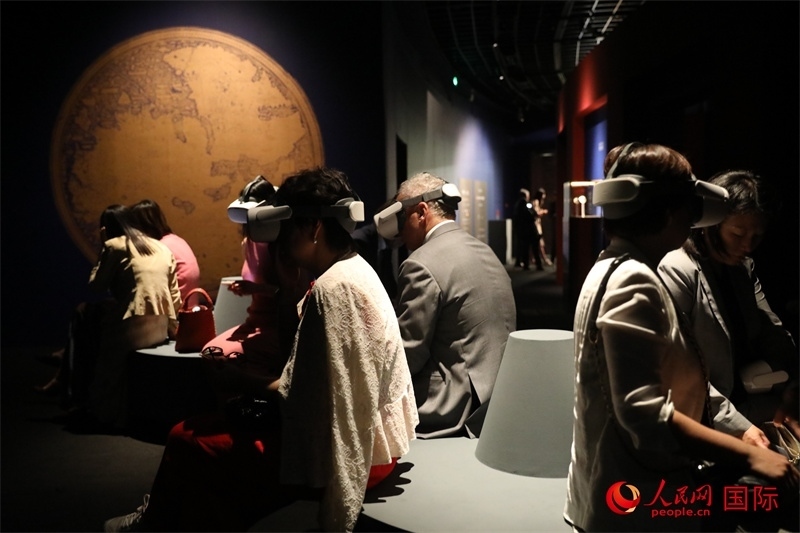 嘉賓在展覽“傳奇之旅：馬可·波羅與絲綢之路上的世界”VR體驗區(qū)參觀。人民網 殷韜攝
