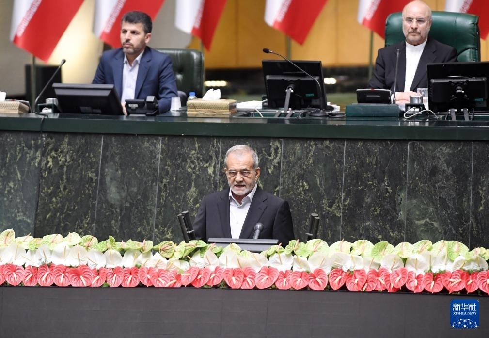 7月30日，佩澤希齊揚(yáng)（前）在伊朗德黑蘭的伊朗議會(huì)宣誓就任伊朗總統(tǒng)后發(fā)表就職演說(shuō)。新華社記者 沙達(dá)提 攝