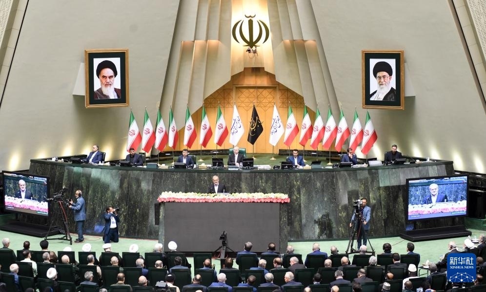 7月30日，佩澤希齊揚(yáng)（中）在伊朗德黑蘭的伊朗議會(huì)宣誓就任伊朗總統(tǒng)后發(fā)表就職演說(shuō)。新華社記者 沙達(dá)提 攝