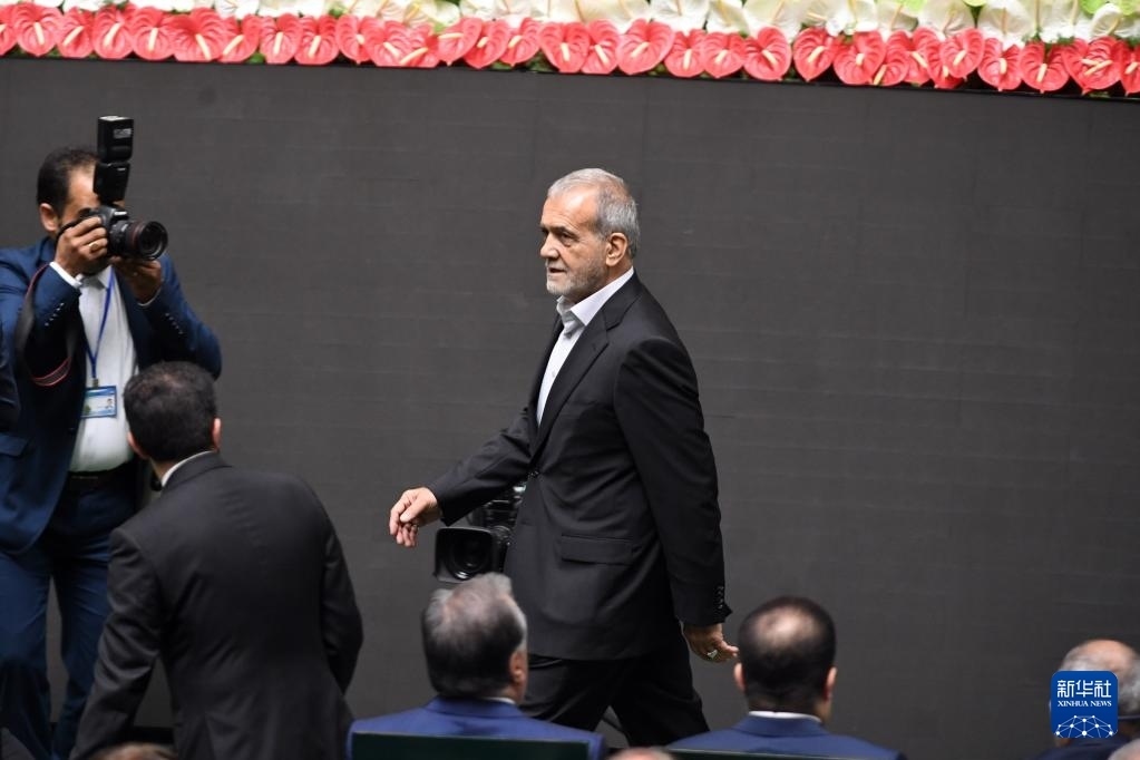 7月30日，在伊朗德黑蘭的伊朗議會(huì)，佩澤希齊揚(yáng)（中）抵達(dá)總統(tǒng)就職典禮現(xiàn)場(chǎng)。新華社記者 沙達(dá)提 攝