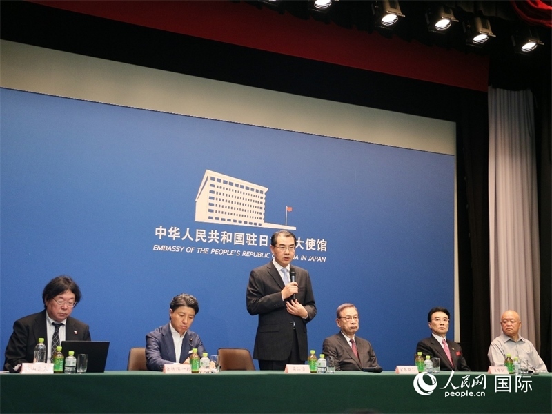 中國(guó)駐日本大使吳江浩（左三）致辭。人民網(wǎng) 許可攝