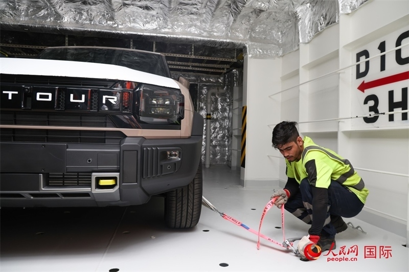 工人正在進(jìn)行卸車作業(yè)。人民網(wǎng)記者任皓宇攝