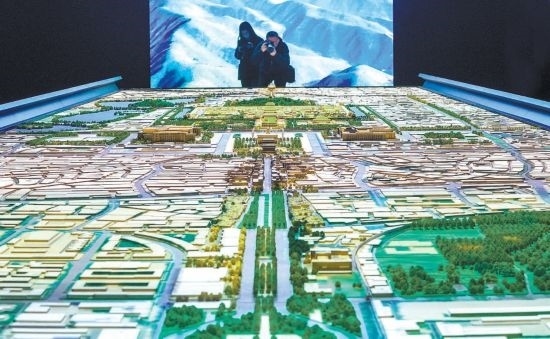首都博物館“輝煌中軸”展廳內(nèi)，十六米長的中軸線沙盤，配以立體投影技術(shù)，展現(xiàn)北京中軸線之壯美。 本報記者 武亦彬攝