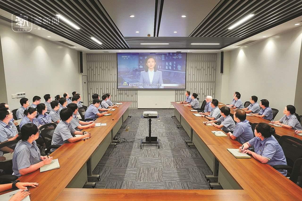 2024年8月1日晚，寧波永新光學(xué)股份有限公司員工集體觀看央視《新聞聯(lián)播》關(guān)于國(guó)家主席習(xí)近平給包陪慶、曹其鏞等祖籍寧波的香港企業(yè)家回信的報(bào)道。潮新聞?dòng)浾?賀元?jiǎng)P 彭鵬 周旭輝 攝