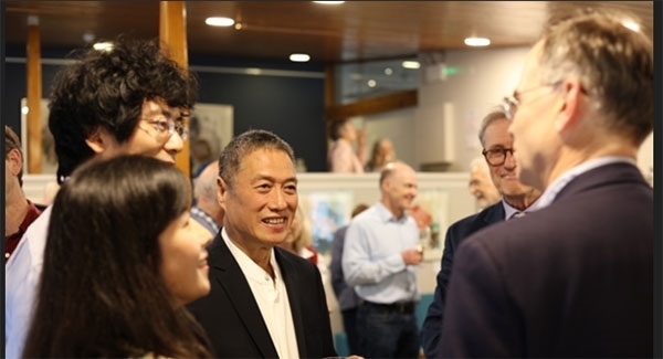 盧中見與嘉賓交流中國畫。許晉熙攝