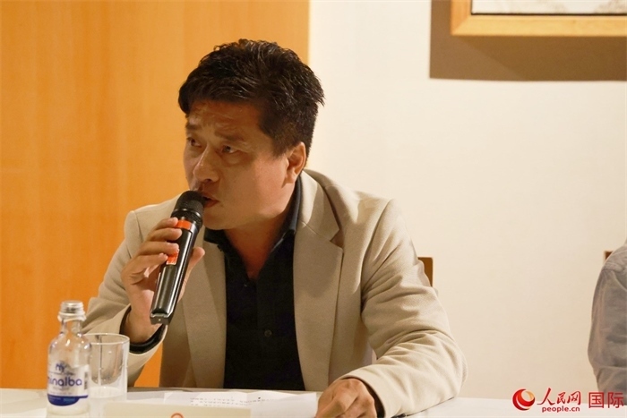 巴西中國浙江商會會長鄭俠茂在座談會上致辭。人民網(wǎng)記者 陳海琪攝