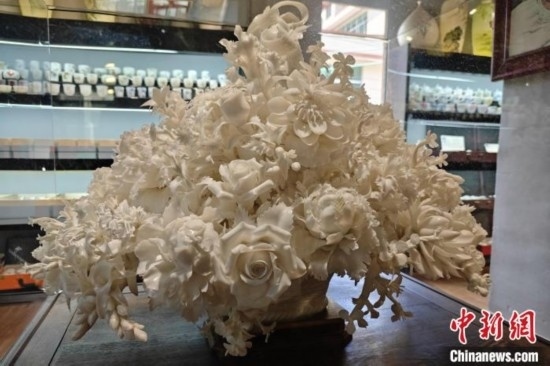 福建德化陶瓷以“白”見長，因白如雪、明如鏡、薄如紙、聲如磬、潤如玉而享譽世界。 吳冠標 攝