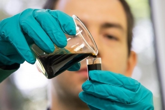 2022年5月24日，在匈牙利薩茲豪隆包陶多瑙河煉油廠，一名工人對(duì)通過(guò)阿德里亞輸油管道運(yùn)達(dá)的原油樣品進(jìn)行質(zhì)量分析。新華社發(fā)（弗爾季·奧蒂洛攝）