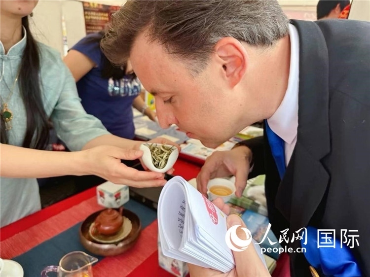 德國市民品鑒中國茶。人民網(wǎng)記者 劉赫攝