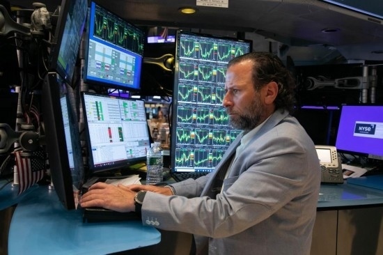 5月3日，交易員在美國(guó)紐約證券交易所交易大廳工作。新華社發(fā)（郭克攝）