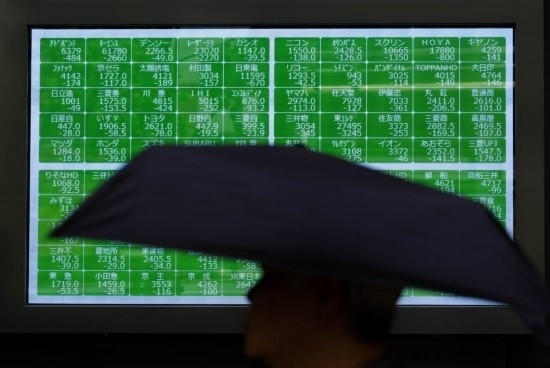 8月2日，在日本東京，行人經(jīng)過一處股指信息電子顯示屏。新華社記者張笑宇攝