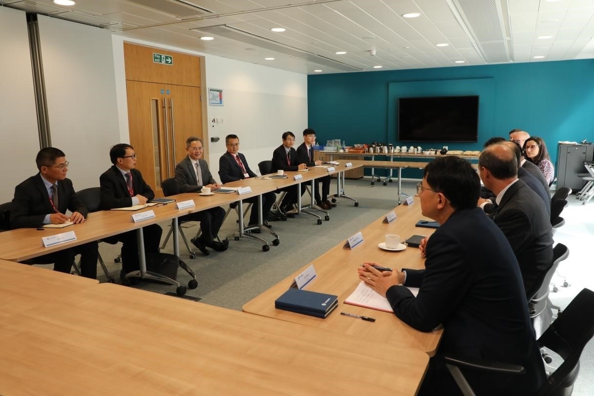 圖為中國駐英國大使鄭澤光與項目運營團隊及企業(yè)合作機構負責人座談現(xiàn)場。中國駐英國使館供圖