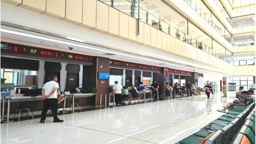 鄂托克旗政務(wù)服務(wù)中心“全科受理大綜窗”。 鄂托克旗政務(wù)服務(wù)與數(shù)據(jù)管理局供圖