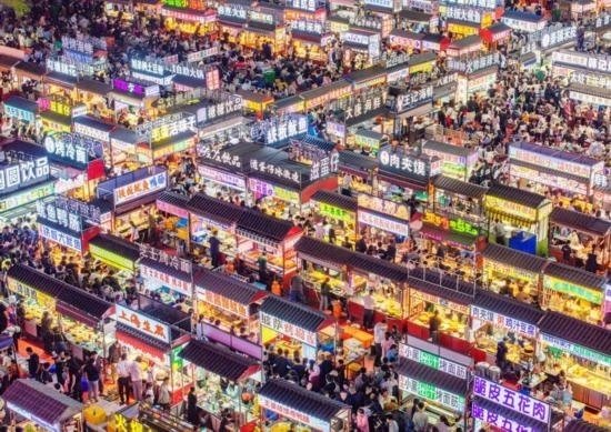 2024年4月21日，人們在河北省正定縣小商品夜市品嘗美食（無人機照片）。新華社發(fā)（武志偉 攝）